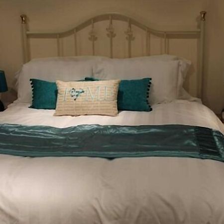 We Three Loggerheads Hotell Gwernymynydd Eksteriør bilde